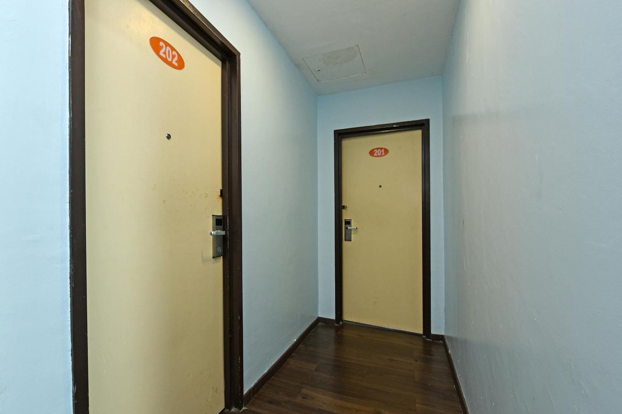 Super Oyo 992 Orange Hotel Куала-Пилах Экстерьер фото
