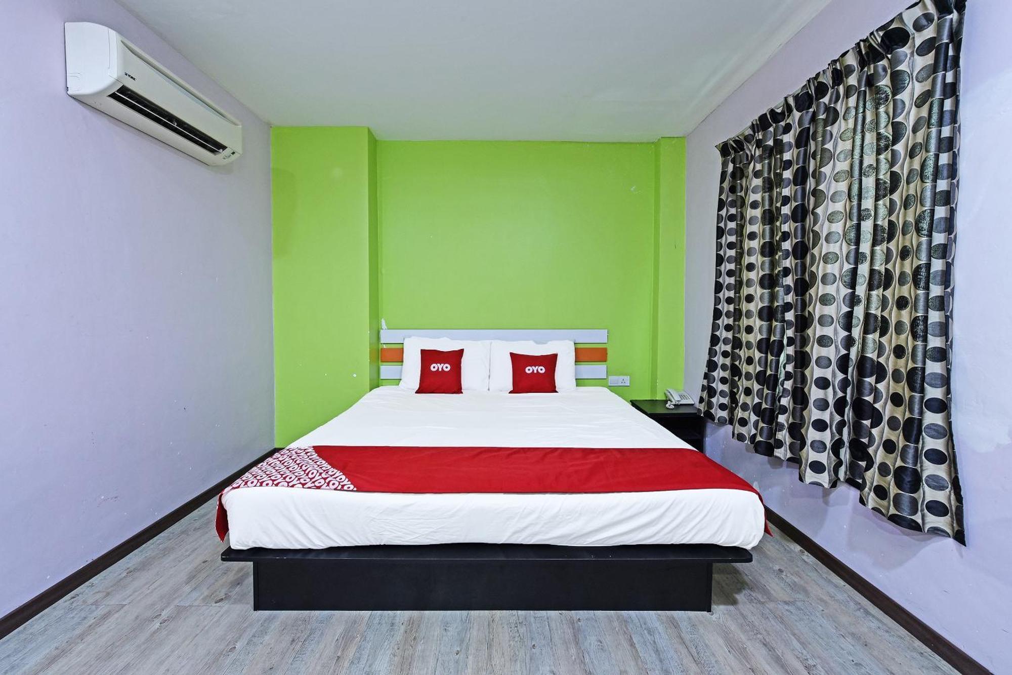 Super Oyo 992 Orange Hotel Куала-Пилах Экстерьер фото