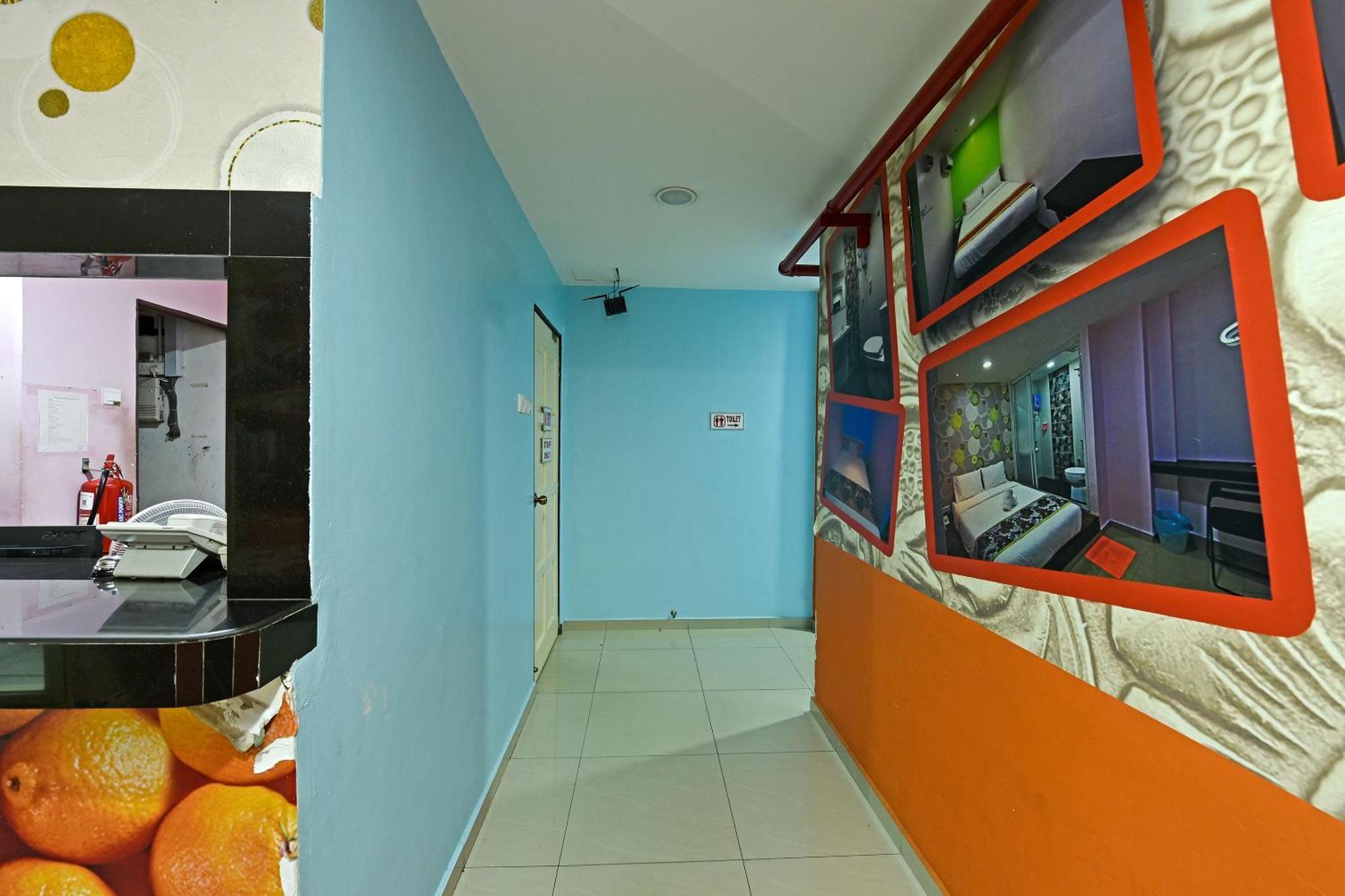 Super Oyo 992 Orange Hotel Куала-Пилах Экстерьер фото