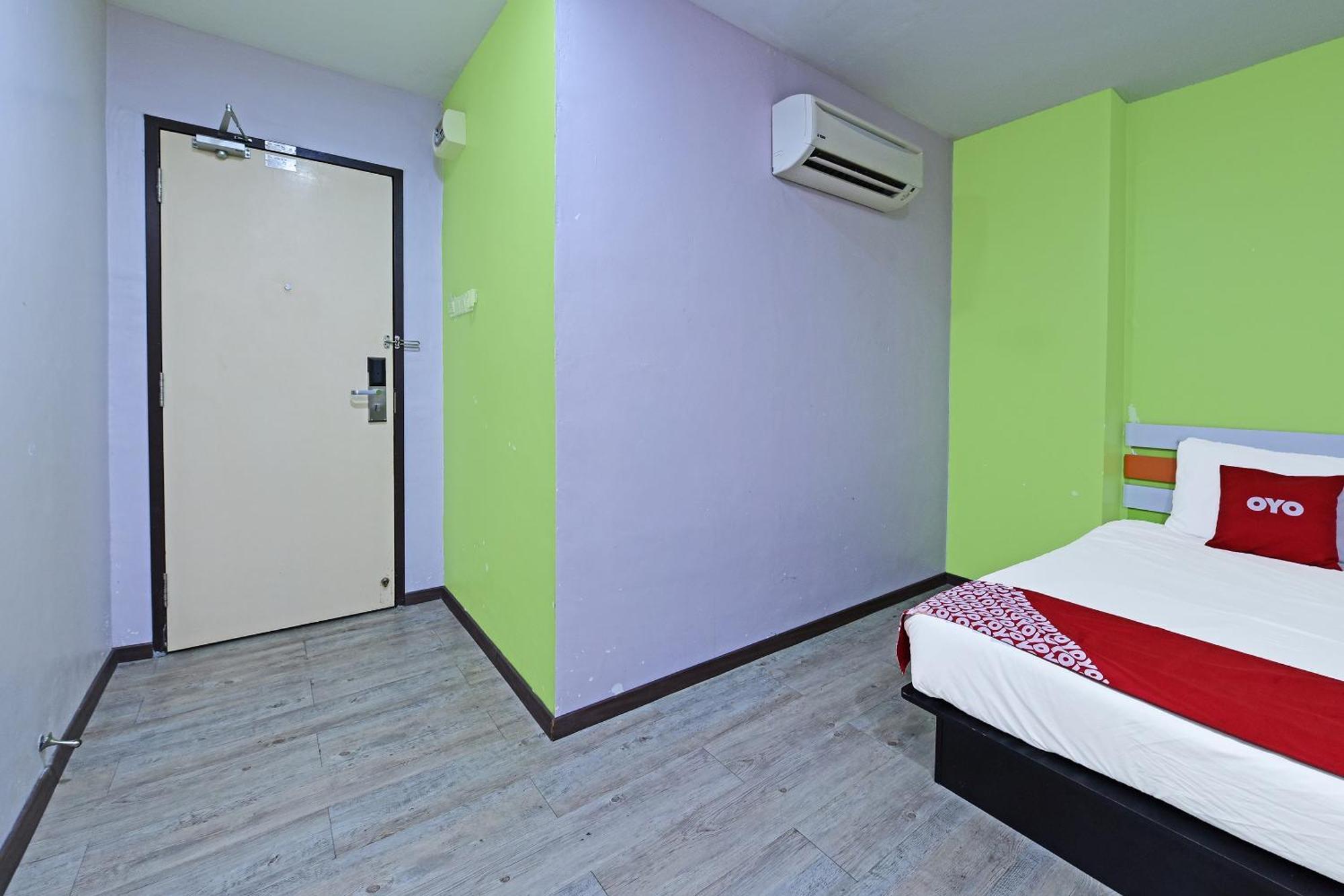 Super Oyo 992 Orange Hotel Куала-Пилах Экстерьер фото