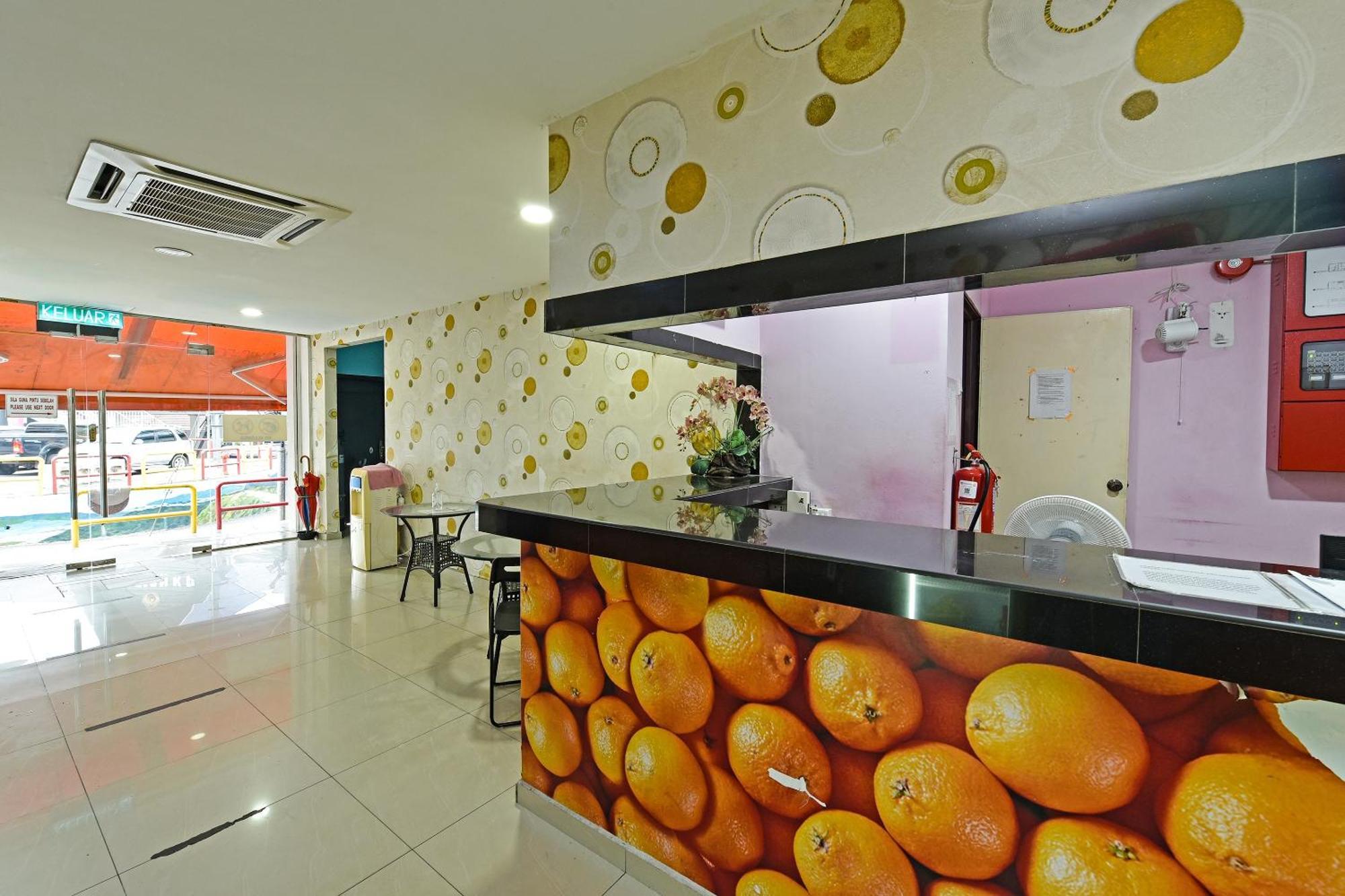 Super Oyo 992 Orange Hotel Куала-Пилах Экстерьер фото